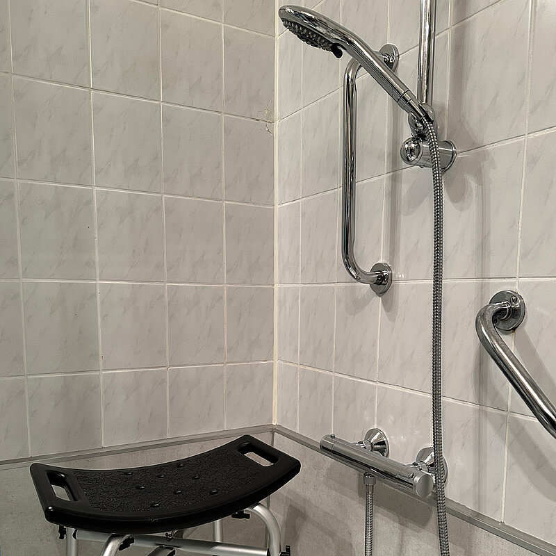Badumbau Wanne zur Dusche. Barrierearme Dusche statt Wannenlift.