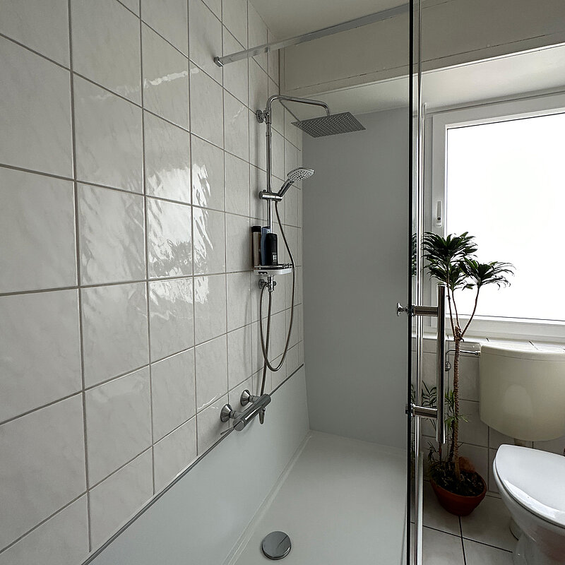 Badumbau Wanne zur Dusche. Für die Badewanne mit Fenster. In 1 Tag
